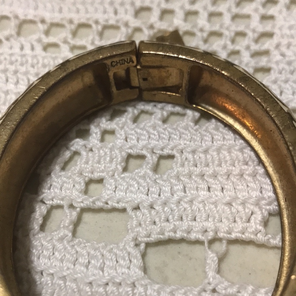 🐞Vintage Coach Brass & White Enamel Wide Latch Bangle Bracelet - Picture 6 of 8